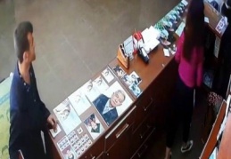 8 kişinin gözü önünde cep telefonunu çaldı 