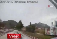 7 kişinin yaralandığı kazada korku ve panik anları araç kamerasına yansıdı
