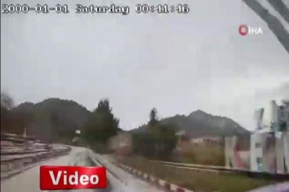 7 kişinin yaralandığı kazada korku ve panik anları araç kamerasına yansıdı
