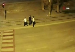 3 kişinin yolun ortasındaki tehlikeli oyunu kamerada