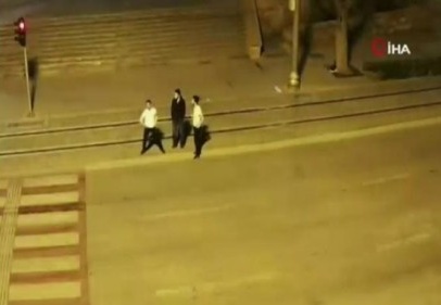 3 kişinin yolun ortasındaki tehlikeli oyunu kamerada