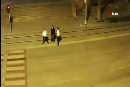 3 kişinin yolun ortasındaki tehlikeli oyunu kamerada