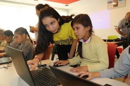 51 kız öğrenciyle robotik atölyesi gerçekleştirdi