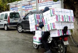 40 koli makarnayı motosikletle böyle taşıdı