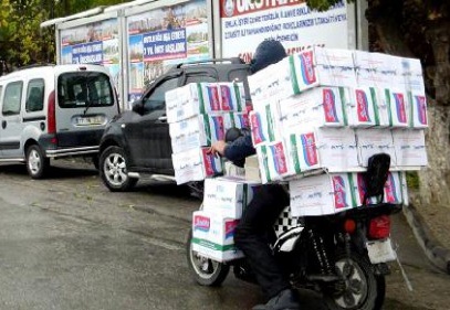 40 koli makarnayı motosikletle böyle taşıdı