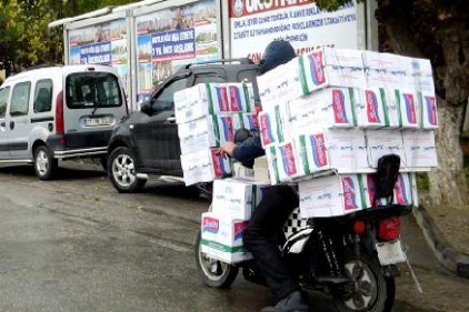 40 koli makarnayı motosikletle böyle taşıdı