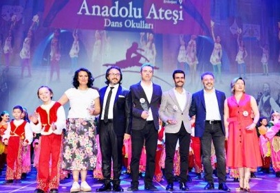 600 kostümlü gösteri