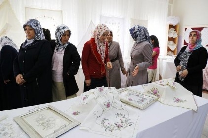 73 kursiyer el emeği göz nuru ürünlerini sergiledi