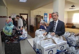 100 mahallede 500 aileye et yardımı yapıldı