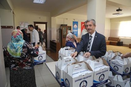 100 mahallede 500 aileye et yardımı yapıldı