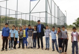 8 mahalleye halı saha yapılarak ücretsiz olarak hizmete sunuldu