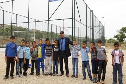 8 mahalleye halı saha yapılarak ücretsiz olarak hizmete sunuldu