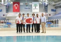 100 metre su üstü branşı final yarışında dünya üçüncüsü oldu