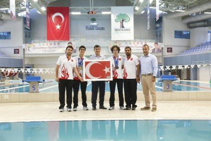 100 metre su üstü branşı final yarışında dünya üçüncüsü oldu