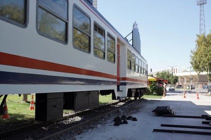 30 metre ve 40 ton ağırlığındaki tren vagonu tır üstünde taşındı