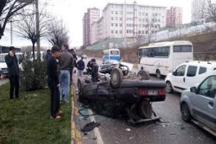 7 metre yükseklikten, bir başka aracın üzerine düştü