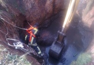 30 metrelik çukurdan itfaiye kurtardı