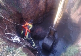 30 metrelik çukurdan itfaiye kurtardı