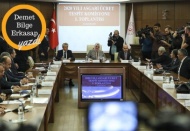 8 Milyonun gözü bu masada 