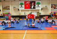 300 minik sporcu, yaptıkları gösterilerle ayakta alkışlandı