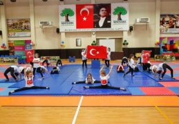 300 minik sporcu, yaptıkları gösterilerle ayakta alkışlandı