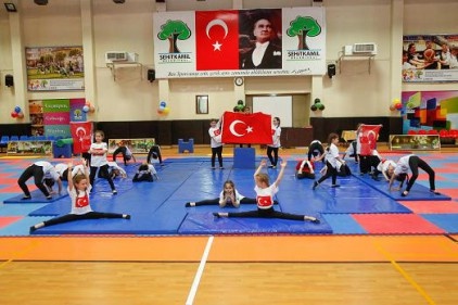 300 minik sporcu, yaptıkları gösterilerle ayakta alkışlandı