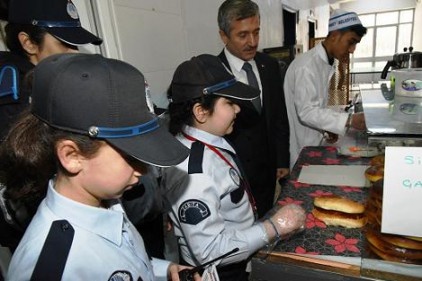 237 minik zabıta, okulları denetledi