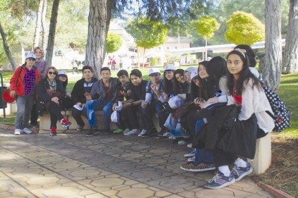 200 öğrenci Gaziantep&#8217;e gelerek hayvanat bahçesini gezdi