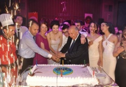 168 öğrenci için düzenlenen baloda öğrenciler Emrah’la coştu