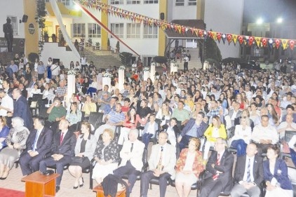 144 öğrenci kep atarak mezun oldu
