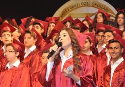 137 öğrenci kep fırlattı