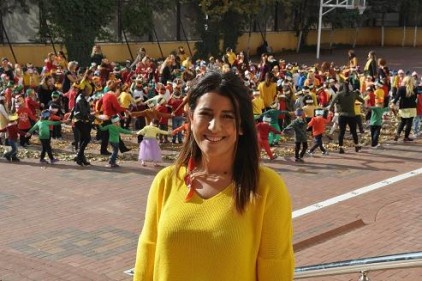 290 öğrenci ve 45 öğretmen sonbahar dansı yaptı