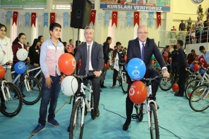 675 öğrenciye bisiklet hediye edildi