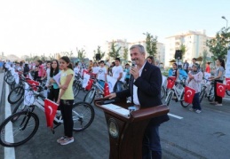 144 öğrenciye daha bisiklet hediye etti
