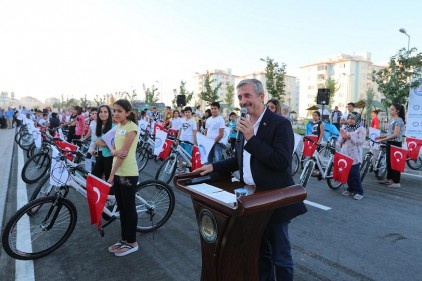 144 öğrenciye daha bisiklet hediye etti