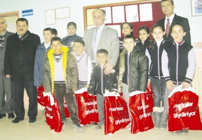 819 öğrenciye mont ve ayakkabı yardımı yapıldı 