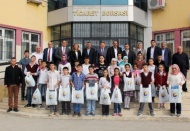 600 öğrenciye okul kıyafeti yardımı yapıldı