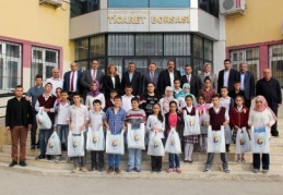 600 öğrenciye okul kıyafeti yardımı yapıldı