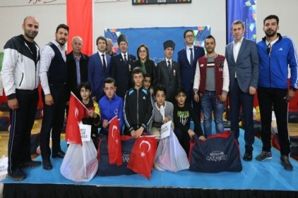 100 okula spor malzemesi desteğinde bulunuldu