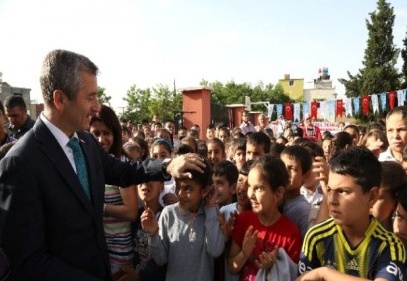 2 okulu ziyaret ederek öğrencilere kumbara dağıttı 