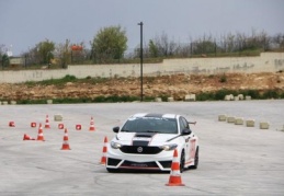 150 otomobil tutkunu güvenli sürüş eğitiminin ardından yarıştı