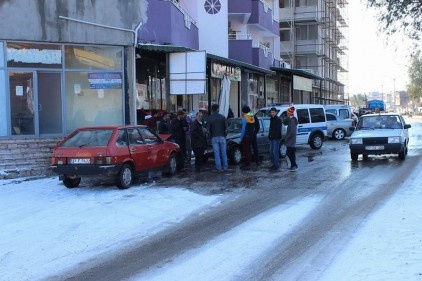 2 otomobilin kafa kafaya çarpıştı