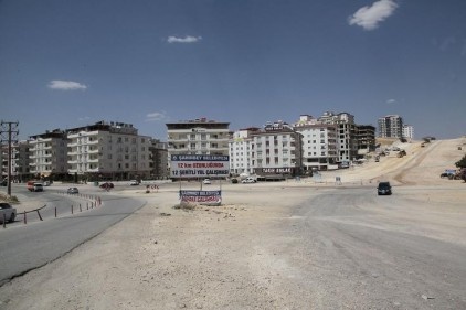 25 personel ve 22 iş makinesi 50 metrelik yola çalışıyor