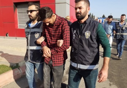 4 plakasız araçla kapkaç yapan 2 kişi adliyeye çıkarıldı 