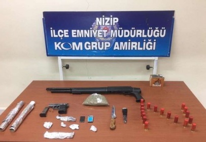 3 şahsın araç ve evlerinden silah ve uyuşturucu çıktı