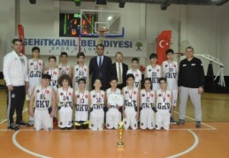 6 şampiyona 6 şampiyonluk kupası, 7’nci kupa yolda 