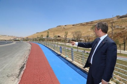 12 şeritli Yeşilvadi Bulvarı&#8217;na bisiklet yolu yapıldı