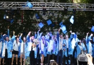 12. Sınıftan mezun olan öğrenciler için coşkulu bir tören