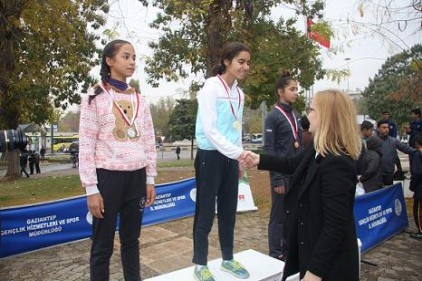 315 sporcu kadına şiddete hayır diye koştu