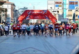 200 sporcu ter döktü